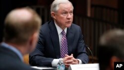 El secretario de Justicia, Jeff Sessions, también acusó a las llamadas ciudades santuario de socavar los esfuerzos para combatir a las pandillas criminales.