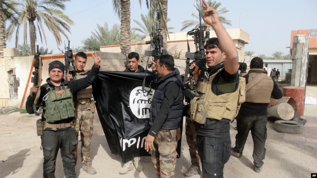 Pasukan Irak merayakan kemenangan setelah menguasai sepenuhnya kota Ramadi dan memukul mundur militan ISIS (19/1).