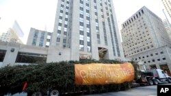 El abeto noruego que servirá este año como árbol de Navidad en el Rockefeller Center, llegó a Nueva York, el sábado 11 de noviembre de 2017.