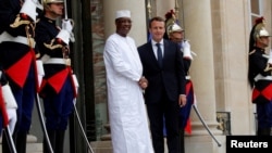 
Le président français Emmanuel Macron accueille le président tchadien Idriss Deby Itno à son arrivée à la conférence internationale sur la Libye à l'Elysée, le 29 mai 2018. 