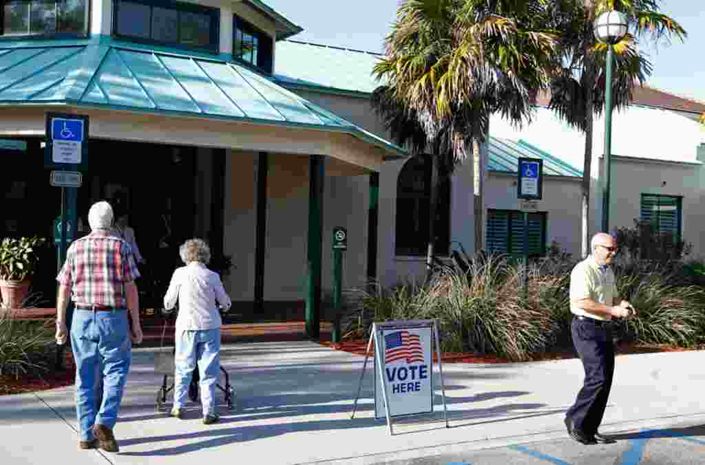 Voters visit a polling place in Sugar Sand Park in Boca Raton, Florida, January 31, 2012. (Reuters)