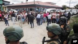 La policía resguarda la entrada de la cárcel de mujeres de Tamara, a las afueras de Tegucigalpa, Honduras, el martes 20 de junio de 2023.