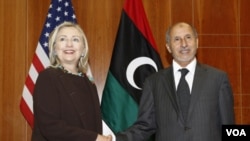 Menlu AS Hillary Clinton berjabat tangan dengan Ketua Dewan Transisi Nasional (NTC) Libya, Mustafa Abdel Jalil di Tripoli (18/10).