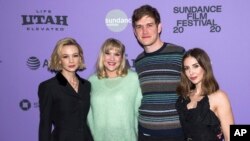 Carey Mulligan (kiri), Emerald Fennell, Bo Burnham, dan Alison Brie menghadiri pemutaran perdana "Promising Young Woman" di teater MARC selama Sundance Film Festival 2020, Sabtu, 25 Januari 2020, di Park City, Utah. (Foto: Charles Sykes / Invision / AP)