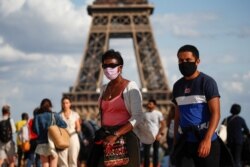3을 프랑스 파리 에펠탑 주변 트로카데로 광장에서 사람들이 신종 코로나바이러스 감염을 막기 위해 마스크를 쓰고 있다.