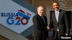 Los presidentes de Rusia y Estados Unidos se saludan cordialmente antes de la primera sesión de la Cumbre del G-20, en San Petersburgo, Rusia.