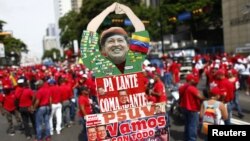 Cartel con la foto del presidente Hugo Chavez, durante manifestación del 1o. de mayo. Chávez prometió que la oposición nunca volverá a gobernar Venezuela.