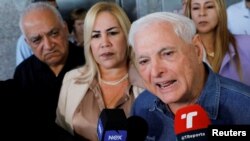 ARCHIVO: El expresidente de Panamá Ricardo Martinelli se dirige a los medios al salir de la Asamblea Nacional, en Ciudad de Panamá