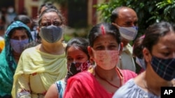 5일 인도 잠무의 신종 코로나바이러스 백신 접종소에서 주민들이 백신 주사를 맞기 위해 기다리고 있다.
