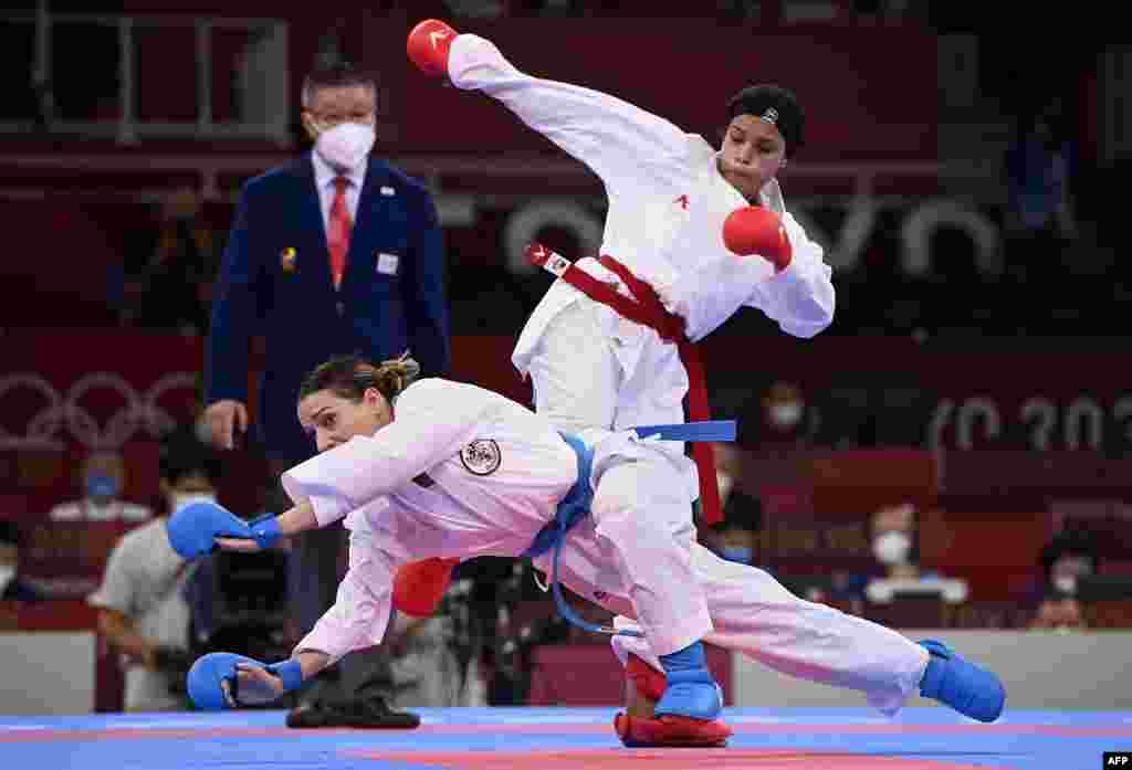 Austria's Bettina Plank (L) competes against Egypt's Radwa Sayed in the women's kumite -55kg elimination round of the karate competition during the Tokyo 2020 Olympic Games at the Nippon Budokan in Tokyo on August 5, 2021. (Photo by Alexander NEMENOV / AFP)