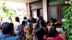 Crowds Flock to Indian Vaccination Center 