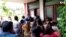 Crowds Flock to Indian Vaccination Center 
