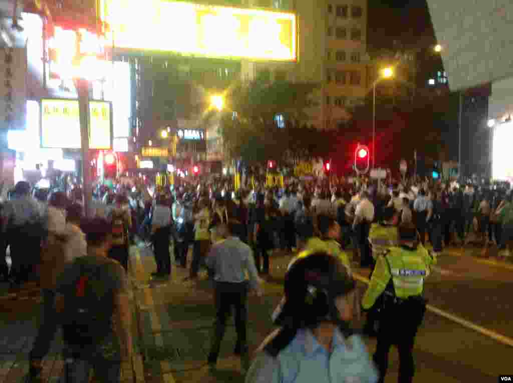 香港占领人士在旺角占领区砵兰街与警方对峙 (美国之音海彦 拍摄)