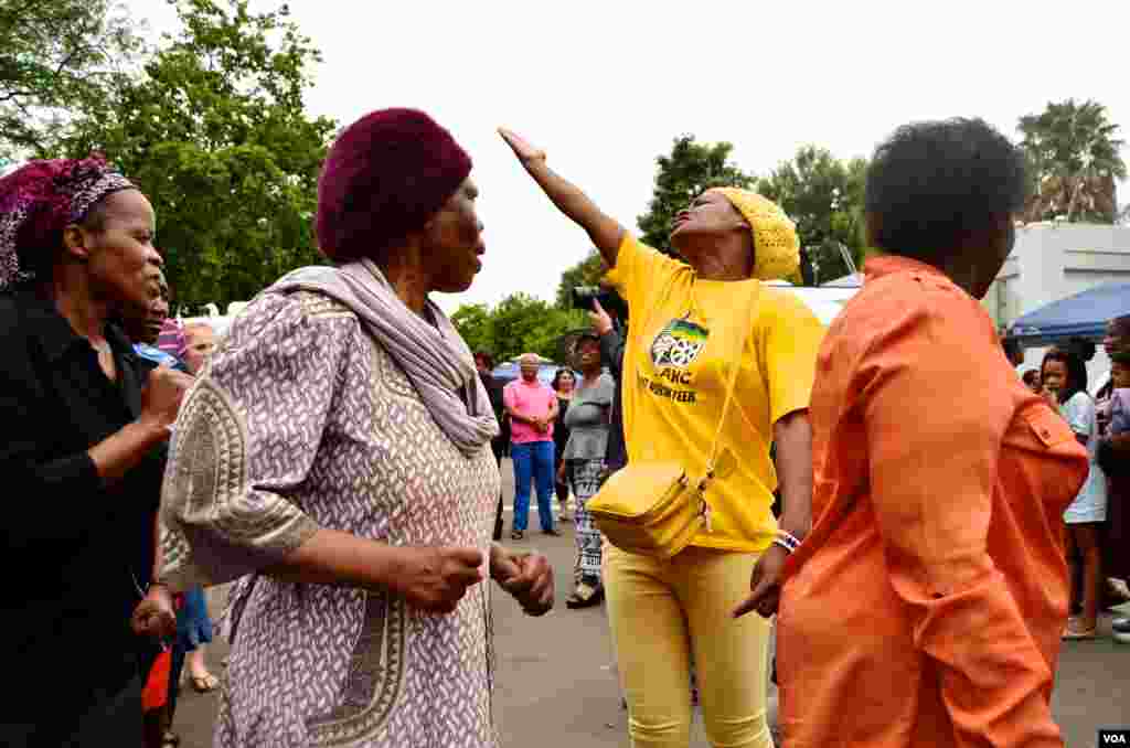 A group of mourners dance outside Nelson Mandela's home in Houghton, Johannesburg, Dec. 9, 2013. (Peter Cox for VOA)