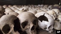 Crânes humains exposés au Mémorial du génocide de Ntarama au Rwanda.