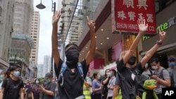 香港民众抗议北京的港版国家安全立法，他们做出“五大诉求，缺一不可”的手势。（2020年5月24日）