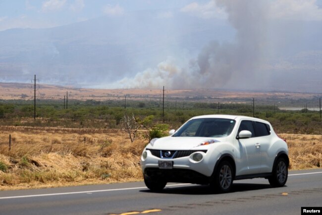 Una vista de los incendios forestales cerca de Kihei debido a los fuertes vientos en Maui desde Kahului, Hawái, EEUU. 9 de agosto de 2023. REUTERS/Marco García