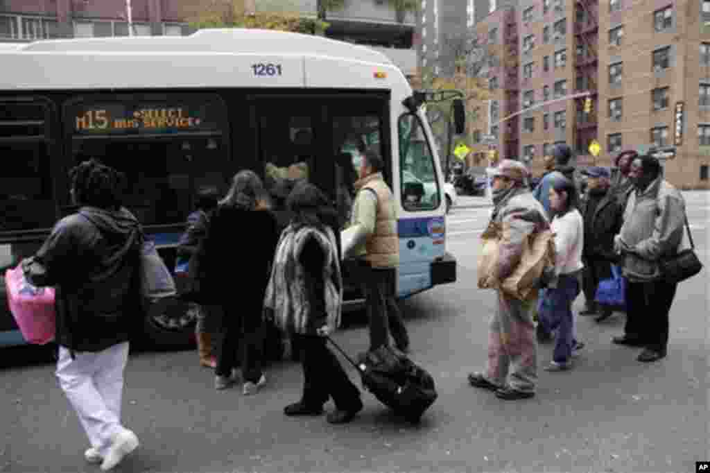 ຄົນລໍຖ້າຂຶນລົດເມທີ່ນະຄອນນີວຢອກ ໃນວັນທີ 31 ຕຸລາ, 2011