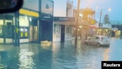 Banjir menggenangi jalanan Byron Bay, New South Wales, Australia, 7 Februari 2020. (Foto: videograb/Ballina Surf/via REUTERS ).