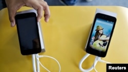 Android One based mobiles are on display during its launch in New Delhi, Sept. 15, 2014. 