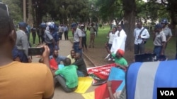 Amatitshala etshengisela. (Umfanekiso Ogciniweyo)