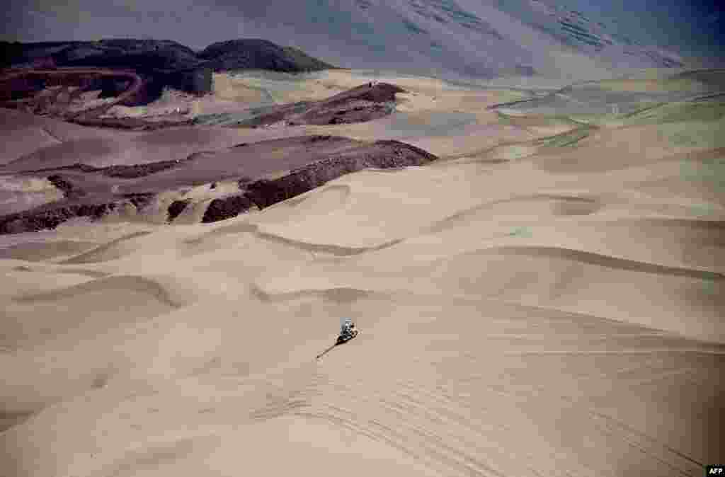 Biker competes during 2015 Dakar Rally stage 8 between Uyuni, Bolivia and Iquique, Chile, Jan. 12, 2015.