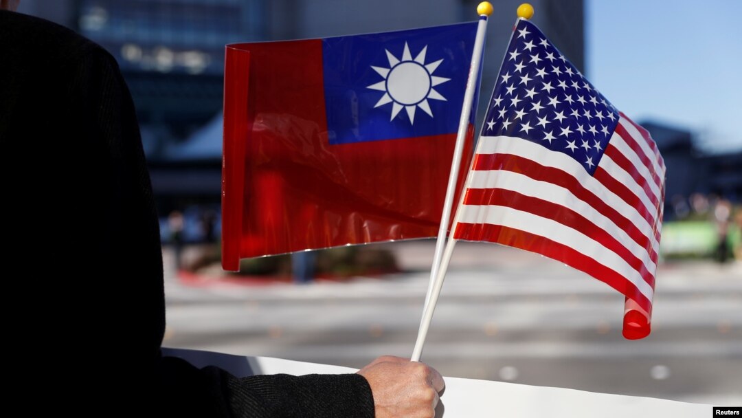 Seorang demonstran membawa bendera Taiwan dan AS saat Presiden Taiwan Tsai Ing-wen transit di Burlingame, California, tahun lalu dari perjalanan ke Amerika Latin. (Foto: ilustrasi).