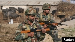 2016年1月3日印度军人在帕坦科特空军基地附近站岗