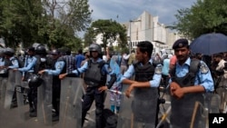 Polisi Pakistan lengkap dengan peralatan anti huru-hara, memperketat penjagaan di sekitar pintu masuk Mahkamah Agung di Islamabad, Pakistan, 20 April 2017. (AP Photo/Anjum Naveed)