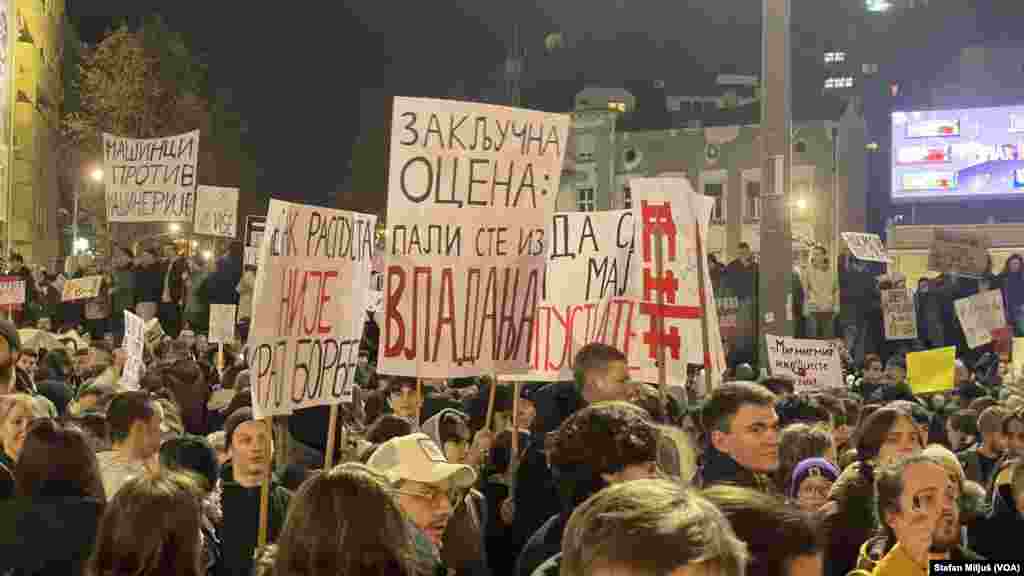 Na beogradskom Trgu Slavija u nedelju 22. decembra održan je veliki antivladin protest studenata i građana koji traže odgovornost za pad nadstrešnice železničke stanice u Novom Sadu 1. novembra i pogibije petnaestoro ljudi (Foto: VOA/Stefan Miljuš)