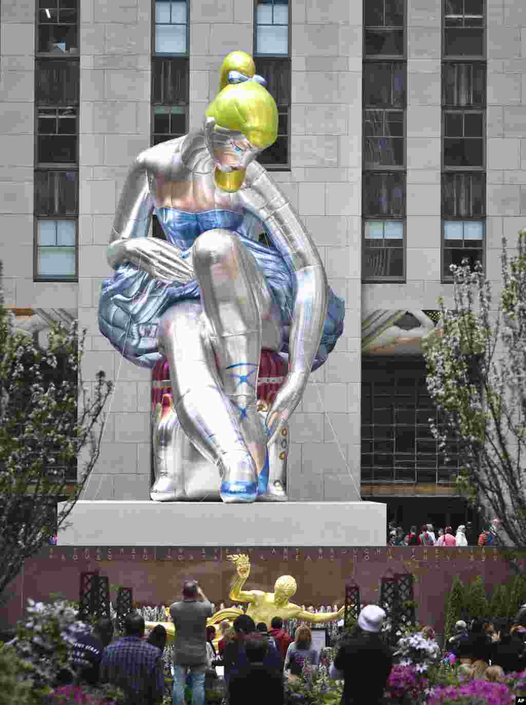مجسمه بادکنکی زن رقصنده باله در نیویورک