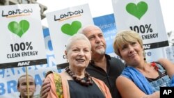 Dari kiri, Perancang Vivienne Westwood, musisi Peter Gabriel, dan aktris Emma Thompson bergabung dalam pawai yang diikuti kurang lebih 40.000 orang menuju House of Parliament di London pusat sebagai bagian dari People’s Climate March (foto: Fiona Hanson/AP Images untuk AVAAZ)