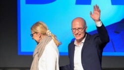 Wali Kota Hamburg Peter Tschentscher dari Partai Sosial Demokrat (SPD) menyapa pendukungnya usai hasil exit poll pertama diumumkan di Hamburg pada 2 Maret 2025. (Foto: Reuters/Fabian Bimmer)