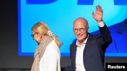 Wali Kota Hamburg Peter Tschentscher dari Partai Sosial Demokrat (SPD) menyapa pendukungnya usai hasil exit poll pertama diumumkan di Hamburg pada 2 Maret 2025. (Foto: Reuters/Fabian Bimmer)