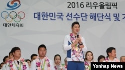 2016 리우 올림픽 남자 50m 권총 금메달리스트 진종오가 24일 인천공항에서 열린 선수단 해단식에서 기자들의 질문에 답하고 있다. 