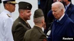 El presidente de EEUU, Joe Biden, habla con personal militar de la Estación Aérea del Cuerpo de Marines en Iwakuni, Japón, el 18 de mayo de 2023.