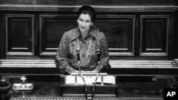 Simone Veil devant les parlementaires à Paris le 13 décembre 1974. (AP / Eustache Cardenas)