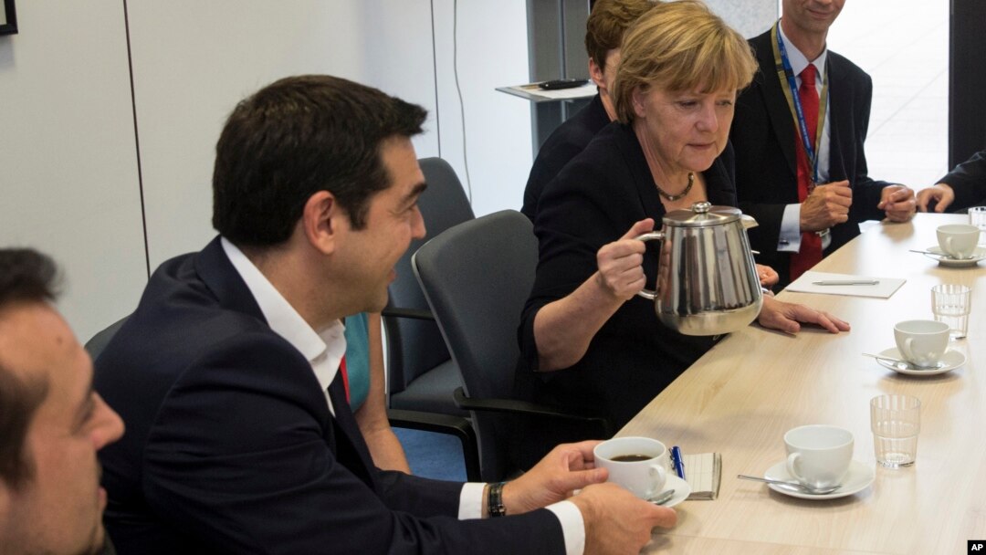 Perdana Menteri Yunani Alexis Tsipras (kiri) dan Kanselir Jerman Angela Merkel pada pertemuan Presiden Komisi Eropa Jean-Claude Juncker dan Presiden Perancis Francois Hollande sebelum pertemuan para pemimpin zona euro di Brussels, Selasa (7/7).