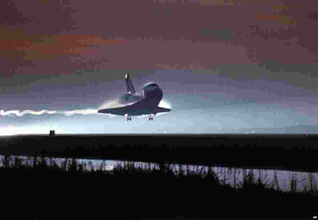 December 7, 1986: Shuttle Columbia lands, completing the program’s longest mission; 17 days, 15 hours, 53 minutes, 18 seconds. (Image: NASA)