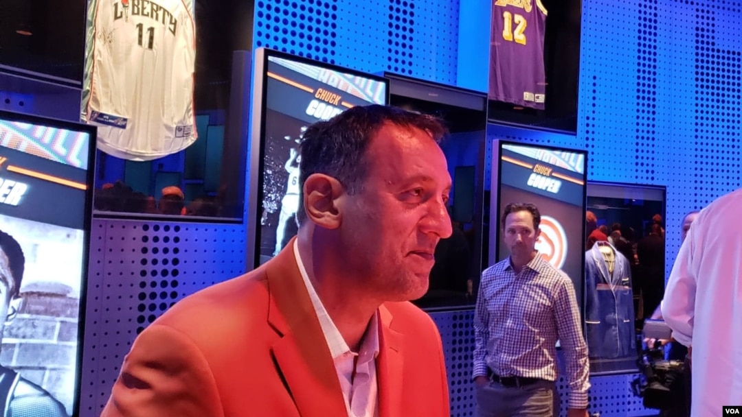 Vlade Divac tokom razgovora sa novinarima dan pre ceremonije prijema u košarkašku Kuću slavnih u Springfildu, u Masačusetsu (Foto: VOA)