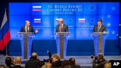 Tổng thống Nga Vladimir Putin (trái), Chủ tịch Hội đồng EU Herman Van Rompuy (giữa), và Chủ tịch Ủy ban EU Jose Manuel Barroso nói chuyện với giới truyền thông vào cuối buổi hội nghị EU-Nga. (AP Photo/Geert Vanden Wijngaert)