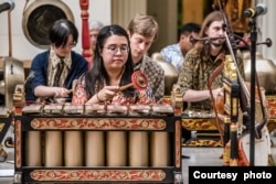 Para pemain gamelan Jawa dari Friends of the Gamelan (foto courtesy: Ivan Indrautama)