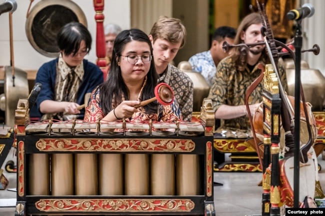 Para pemain gamelan Jawa dari Friends of the Gamelan (foto courtesy: Ivan Indrautama)