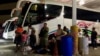 Más de 350 migrantes abordaron ocho autobuses a Tapachula, Chiapas, el 6 de agosto de 2019. Algunos consideraron que su opción era irse o enfrentar un posible secuestro o extorsión en las calles de Nuevo Laredo. (R. Taylor / VOA)