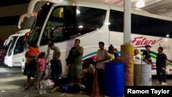 Más de 350 migrantes abordaron ocho autobuses a Tapachula, Chiapas, el 6 de agosto de 2019. Algunos consideraron que su opción era irse o enfrentar un posible secuestro o extorsión en las calles de Nuevo Laredo. (R. Taylor / VOA)