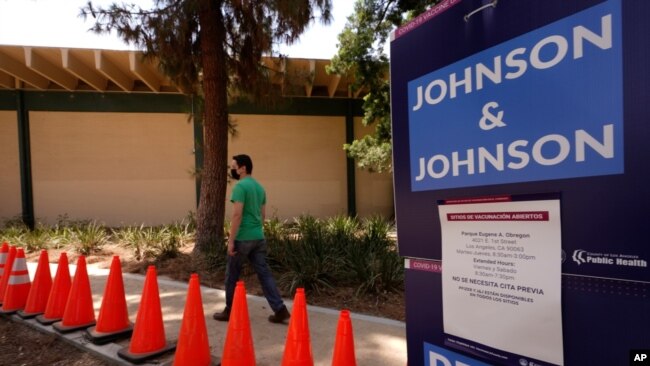 لاس اینجلس کے اوبریگان پارک میں جانسن اینڈ جانسن اور فائزر ویکسین کی دستیابی کے بینرز لگے ہیں (فائل)