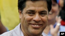 Óscar López asiste a una protesta en contra de Nicolás Maduro.