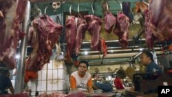 Para pedagang daging sapi menunggu pembeli di sebuah pasar di Jakarta. (Foto: Dok)