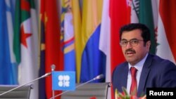 Presiden OPEC dan Menteri Energi Qatar Mohammed bin Saleh al-Sada berbicara dalam konferensi pers setelah pertemuan organisasi negara-negara pengekspor minyak itu di Wina, Austria (30/11). (Reuters/Heinz-Peter Bader)