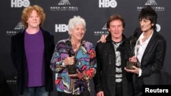 Ronnie Wood (kanan), Kenny Jones (dua dari kanan), Ian McLagan (tiga dari kanan) dan Mick Hucknall (kiri) berpose dengan penghargaan mereka setelah dinobatkan sebagai peraih anugerah 'Rock n' Roll Hall of Fame' di Cleveland, Ohio (14/4). 